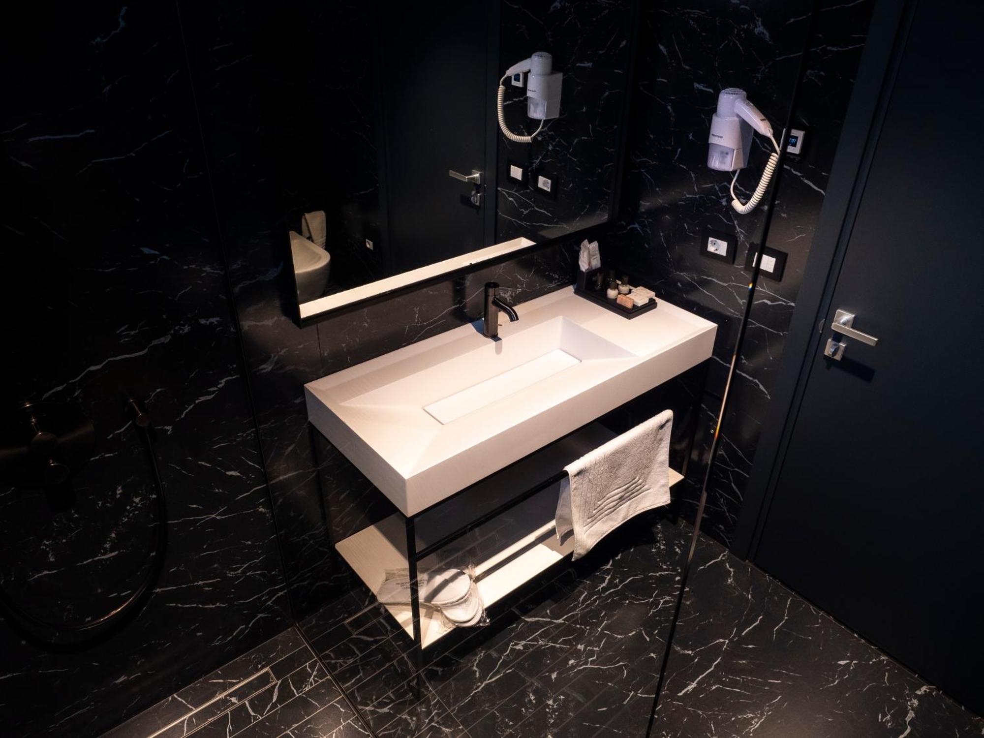 Moncafe Boutique Hotel & Spa Tirana Exteriör bild